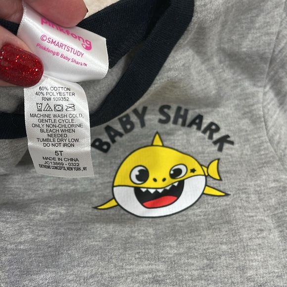 BNWT NICKELODEON BABY SHARK PRINTED GRAY SWEAT SET SIZE 5T (BOY OR GIRL) - Picture 2 of 9